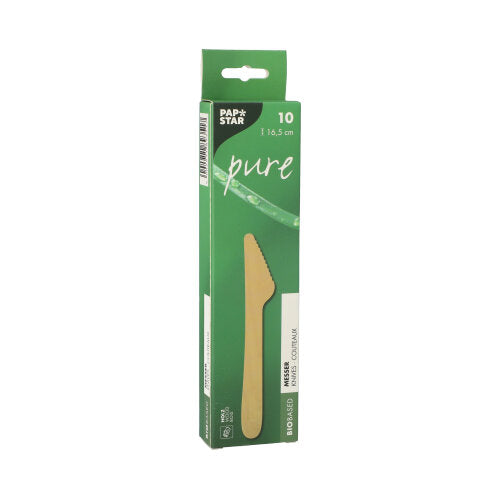 Eine grüne Box mit der Aufschrift „PAPSTAR 10 Messer, Holz ‚pure‘“ der PAPSTAR GmbH enthält zehn umweltfreundliche, biologisch abbaubare Holzmesser. Auf der Vorderseite sind ein hellbraunes Messerbild und mehrsprachige Produktdetails zu sehen.