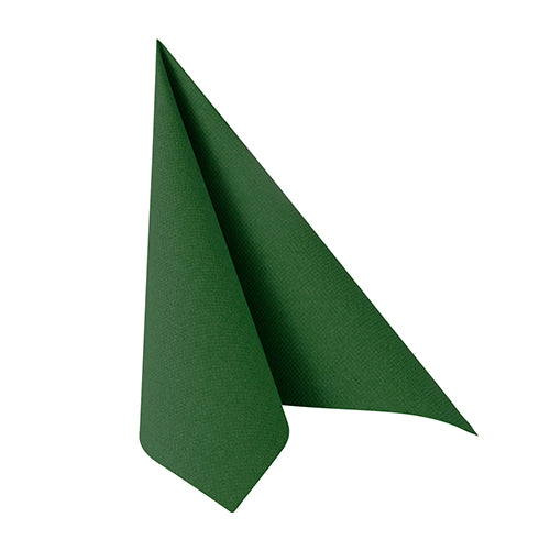 Eine PAPSTAR GmbH "ROYAL Collection" Serviette, 40 x 40 cm in grün, aus dem 50er-Pack ist hochkant zu einem Dreieck mit spitzen Enden gefaltet, dargestellt auf weißem Hintergrund.