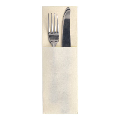Eine Gabel und ein Messer der PAPSTAR GmbH aus der ROYAL Collection sind nebeneinander in einer Besteckfalztasche einer 48x30 cm großen PAPSTAR 50 Servietten „ROYAL Collection“ angeordnet, von oben auf weißem Grund betrachtet.