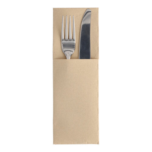 In einer Serviettenhülle „ROYAL Collection“ 48 x 30 cm mit Besteckfalz der PAPSTAR GmbH (50 Stück) befinden sich Gabel und Messer aus Edelstahl, wobei das Besteck teilweise über der Oberkante der Hülle sichtbar ist.