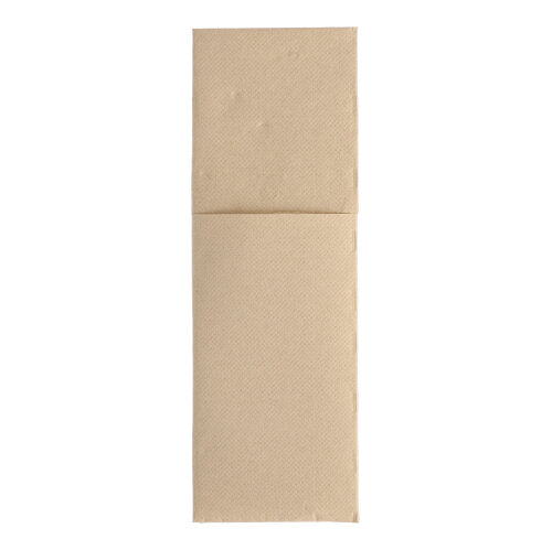 Eine gefaltete braune PAPSTAR 50 Servietten "ROYAL Collection" 48 cm x 30 cm mit Besteckfalz der PAPSTAR GmbH steht senkrecht auf weißem Untergrund.