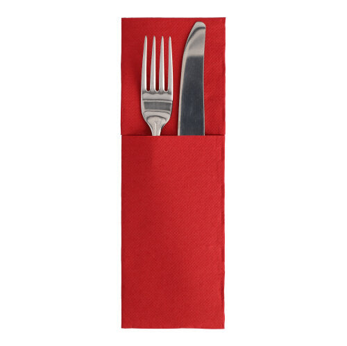 Silberne Gabel und Messer liegen in einer roten, im klassischen Besteckfalz-Stil gefalteten Serviettentasche auf weißem Grund – eine elegante Ergänzung zur ROYAL Collection „50 Servietten“ (48 x 30 cm) mit Besteckfalz der PAPSTAR GmbH.