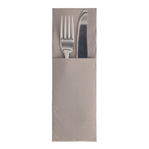 Eine silberne Gabel und ein silbernes Messer liegen nebeneinander in einer braunen PAPSTAR 50 Servietten „ROYAL Collection“ 48 cm x 30 cm mit Besteckfalz-Serviette der PAPSTAR GmbH, präsentiert auf einem schlichten weißen Hintergrund.