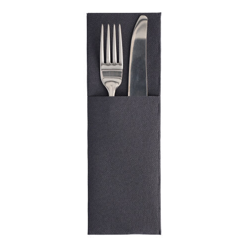 Ein silbernes Gabel- und Messerbänkchen in einer PAPSTAR GmbH Serviette "ROYAL Collection" 48x30 cm mit Besteckfalz, deren Griffe über der schwarzen Hülle sichtbar sind.