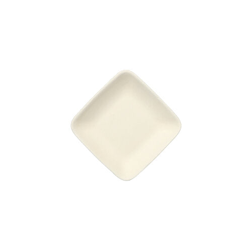 Ein PAPSTAR 50 Fingerfood-Teller aus Zuckerrohr „pure“ weiss von PAPSTAR GmbH ist quadratisch, off-white und wird auf weißem Hintergrund mit den Ecken nach oben, unten, links und rechts gezeigt.