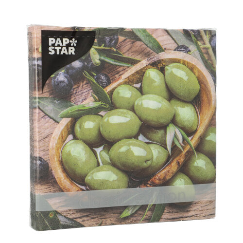 Die PAPSTAR 20 Servietten, 33 x 33 cm, 3-lagig (Set 2) der PAPSTAR GmbH zeigen ein Foto von grünen Oliven in einer Holzschale mit Olivenzweigen, Beeren und Blättern; links oben ist die Marke "PAPSTAR" abgebildet.