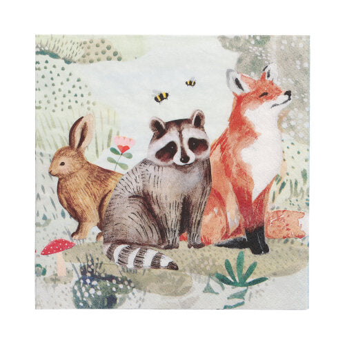 Die PAPSTAR GmbH 20 Servietten, 33x33 cm, Set 2 zeigen einen Hasen, einen Waschbären und einen Fuchs, die zwischen Gräsern, Blumen, Pilzen und Bienen auf einem hellgrün-blauen Hintergrund sitzen.