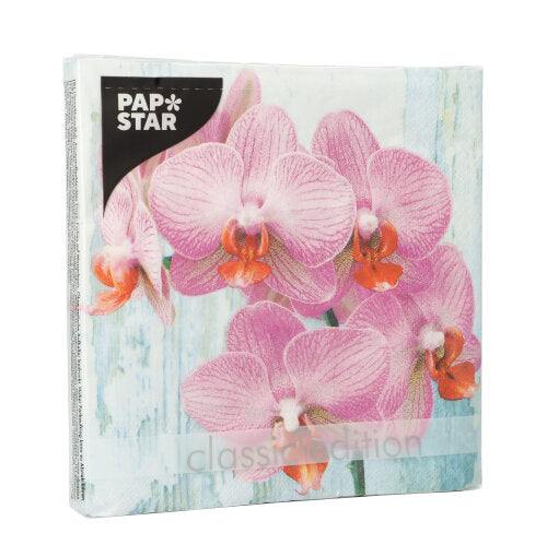 Eine Packung mit 20 PAPSTAR GmbH 3-lagigen Servietten (33x33 cm, 1/4-Falz) mit Set 2 Design: rosa und orangefarbene Orchideen auf hellblauem, strukturiertem Hintergrund und sichtbarem Branding in der linken oberen Ecke der Verpackung.