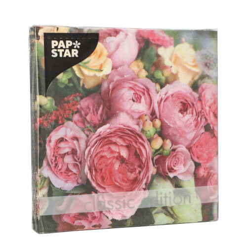 Eine Packung PAPSTAR 20 Servietten, 33x33 cm, 3-lagig, zeigt einen floralen Druck mit Rosen und Pfingstrosen. Der Markenname PAPSTAR GmbH steht auf dem Etikett in der linken oberen Ecke.