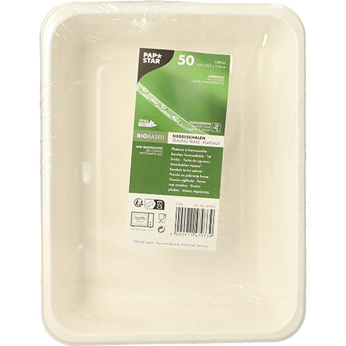 Ein rechteckiger, weißer, biologisch abbaubarer PAPSTAR 50 Siegelschalen Zuckerrohr-Teller (PLA-beschichtet, 4,9 x 22,7 x 17,8 cm) der PAPSTAR GmbH, mit einem grün-weißen Mitteletikett mit Produktinformationen, verpackt in durchsichtiger Plastikfolie.