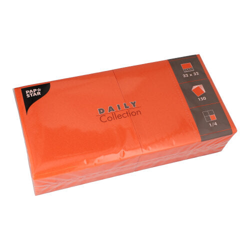 Eine Packung mit 150 orangefarbenen Servietten der PAPSTAR GmbH, „DAILY Collection“, 1/4-Falz, 32 x 32 cm, wird in einer Kunststoffverpackung mit Produktdetails auf der Hülle geliefert.