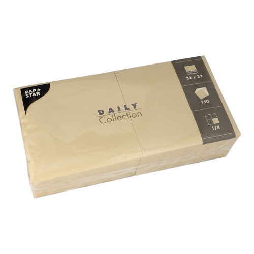 Eine beige Packung mit 150 Servietten der PAPSTAR GmbH "DAILY Collection" 1/4-Falz, 32 x 32 cm, perfekt für den täglichen Gebrauch. Ordentlich gefaltet und in transparenter Folie verpackt.
