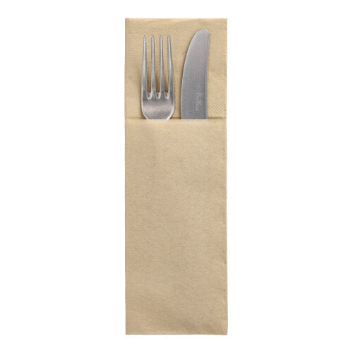 In einer beigefarbenen PAPSTAR 50 Servietten „DAILY Collection“ 48x30 cm mit Besteckfalz der PAPSTAR GmbH befinden sich Gabel und Messer aus Metall, die Griffe sind abgedeckt und die Köpfe sind oben sichtbar – ein Blickfang im Premium-Design.
