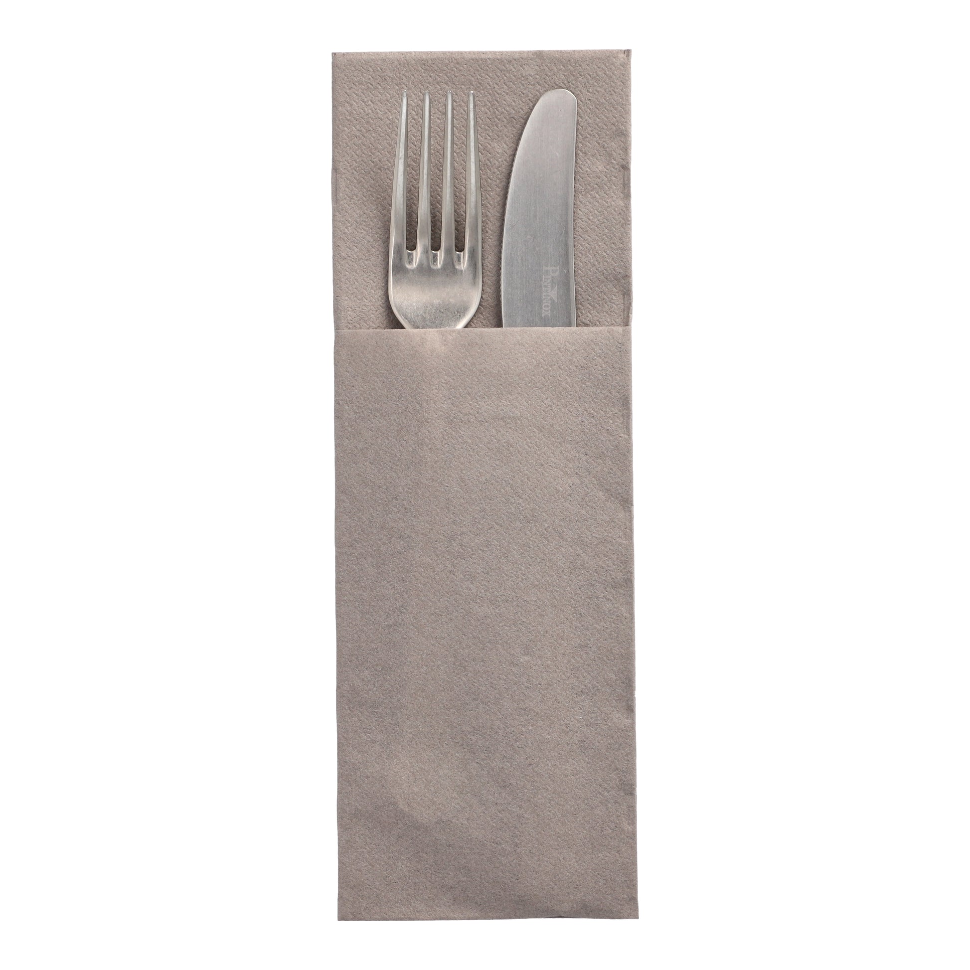 Eine Gabel und ein Messer aus Metall aus der DAILY-Kollektion befinden sich in einer Serviettenhülle „50 Servietten „DAILY-Kollektion“ 48 cm x 30 cm mit Besteckfalz“ der PAPSTAR GmbH, vertikal auf weißem Hintergrund dargestellt.