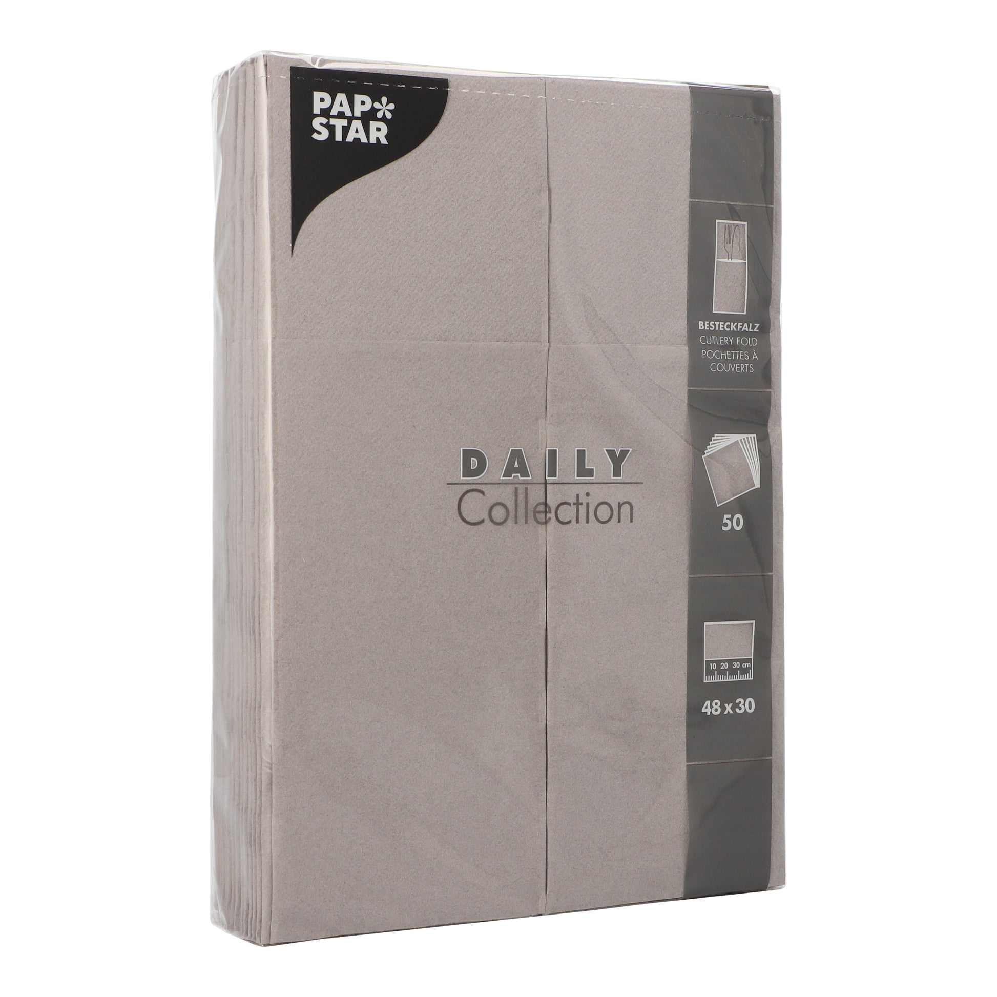 Eine versiegelte Verpackung der PAPSTAR GmbH aus der DAILY Collection enthält 50 beige Servietten mit Besteckfalz, Größe 48 x 30 cm, und auf der Vorderseite aufgedruckten Produktdetails.