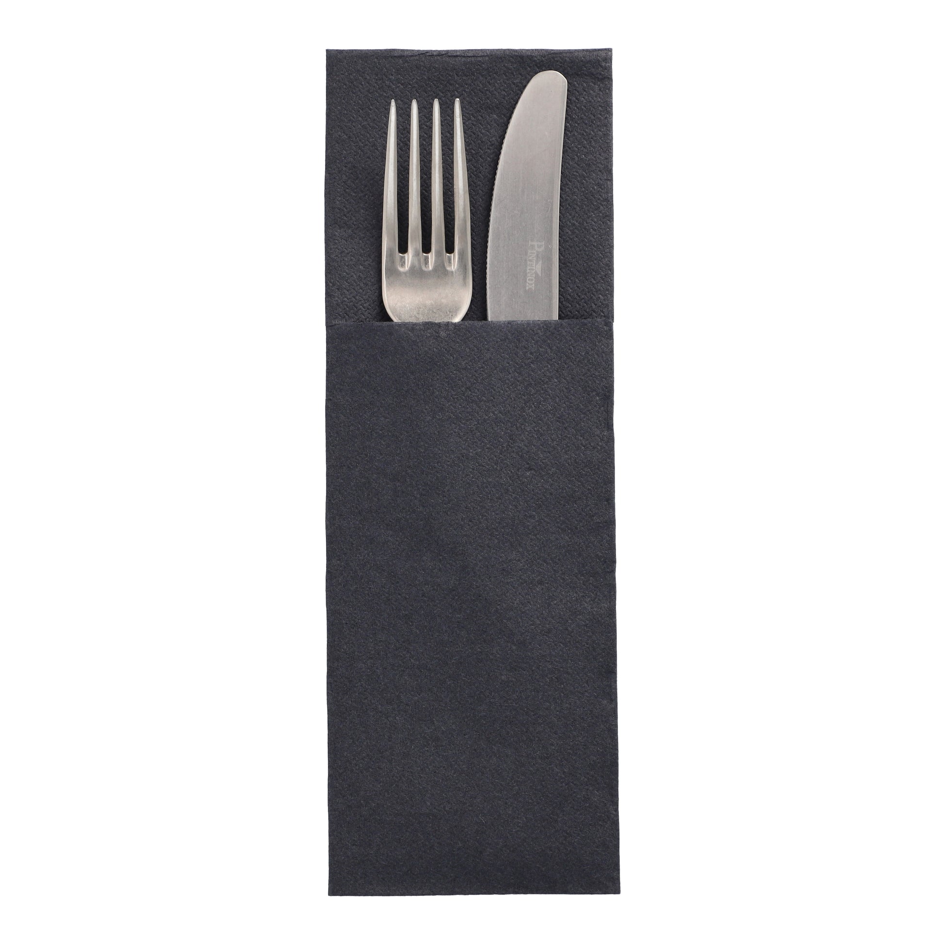 Eine silberne Gabel und ein silbernes Messer aus der DAILY Collection liegen nebeneinander in einer dunkelgrauen Serviette (48x30 cm) der PAPSTAR GmbH „DAILY Collection“ mit Besteckfalz, der teilweise über dem Serviettenrand sichtbar ist.