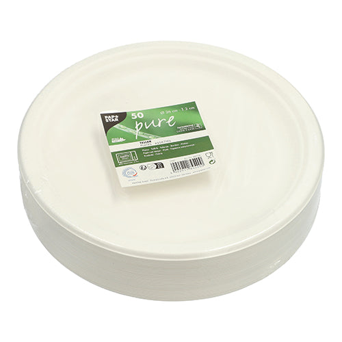 Ein Stapel runder, weißer PAPSTAR 50 Teller, Zuckerrohr "pure" ist in Kunststoff verpackt und trägt auf der Oberseite ein grün-weißes Etikett mit der Marke PAPSTAR GmbH und dem Hinweis, dass die Packung 50 umweltfreundliche Teller enthält.