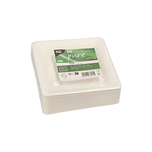 Ein Stapel PAPSTAR GmbH PAPSTAR 50 Teller, Zuckerrohr „pure“, quadratische weiße, biologisch abbaubare Einwegteller, Größe 15,5 x 15,5 cm, in Plastikfolie eingewickelt mit einem grün-weißen Etikett mit der Aufschrift „50 Stück“.