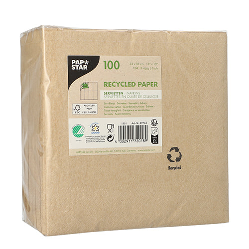 Eine Packung mit 100 Servietten der PAPSTAR GmbH, 3-lagig, 1/4-Falz, 33 cm x 33 cm, aus recyceltem braunem Papier in durchsichtiger Plastikverpackung mit Umwelt- und Recyclingsymbolen auf der Verpackung.