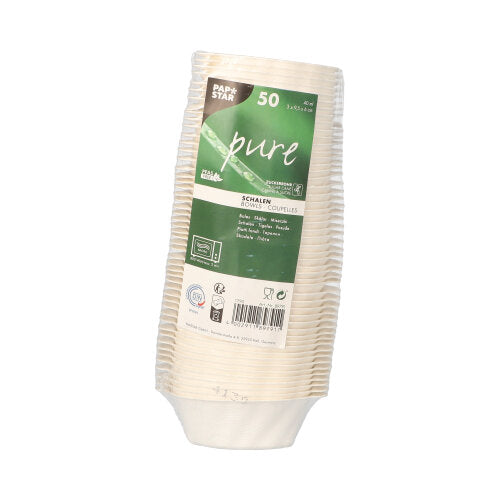 Ein 50er-Pack PAPSTAR Fingerfood-Schalen „pure“ aus weißem Zuckerrohr (40ml, 3×9,5×6cm, Wave), bewusst umweltbewusst verpackt im grünen und weißen Folienbeutel mit Produktinfos und Nachhaltigkeitssymbolen.