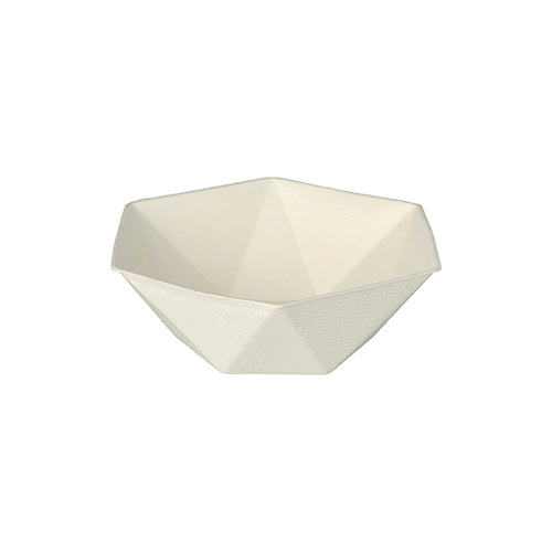 Die PAPSTAR 50 Schalen Zuckerrohr "pure" 6-eckig 400 ml in weiß "Diamond" der PAPSTAR GmbH sind eine weiße, facettierte, biologisch abbaubare Zuckerrohrschale mit geometrischem Design und matter Oberfläche auf schlichtem weißem Hintergrund. Produktgröße: 5x16x14 cm (50 Stück).