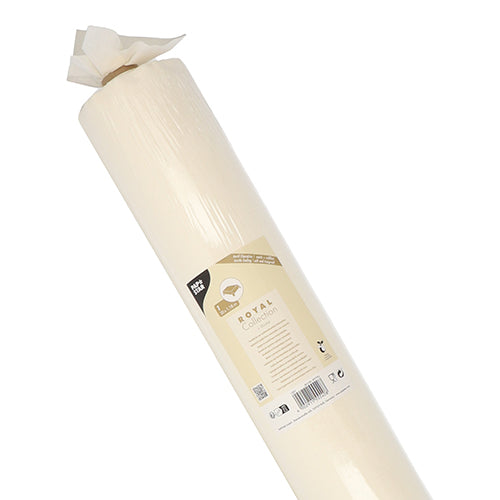 Eine 20 m x 1,18 m große cremefarbene PAPSTAR-Tischdecke, stoffähnlich PV-Tissue Mix aus der ROYAL Collection der PAPSTAR GmbH, wird in Plastikfolie eingewickelt und an einem Ende mit einem Papieretikett versehen.