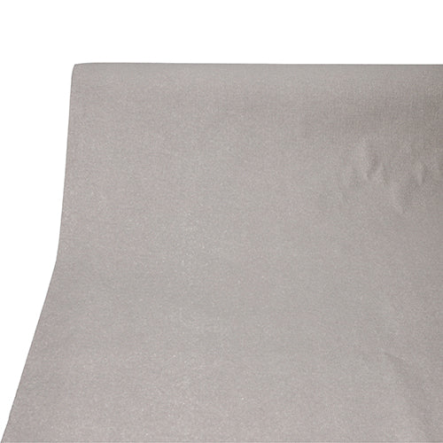 Eine Nahaufnahme eines flachen, glatten hellgrauen Blattes aus der PAPSTAR Tischdecke, stoffähnlich, PV-Tissue Mix „ROYAL Collection“ (20 m x 1,18 m) von PAPSTAR GmbH, mit subtiler Textur und sanften Schatten auf der rechten Seite.