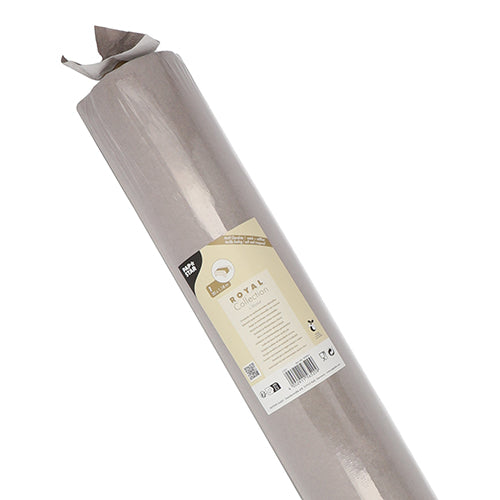 Eine Rolle Tischdecke der PAPSTAR GmbH, stoffähnlich, PV-Tissue Mix „ROYAL Collection“ (20 m x 1,18 m), hellbraun, mit Produktlabel, fotografiert vor weißem Hintergrund.