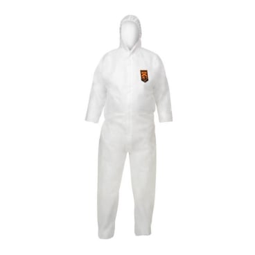 Der KleenGuard® KGA20 Atmungsaktiver Schutzanzug gegen Partikel von Kimberly-Clark GmbH in Weiß verfügt über Kapuze, lange Ärmel, Frontreißverschluss und Logo auf der linken Brust. Präsentiert an einem neutralen Modell.