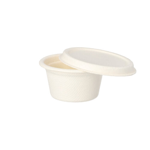 Eine kleine, runde, weiße PAPSTAR 60 ml Dressingschalen-Dose (Ø 6 cm, 3 cm hoch) aus umweltfreundlichem Zuckerrohr der PAPSTAR GmbH, abgebildet mit passendem Deckel auf schlichtem weißem Hintergrund (50 Stück).