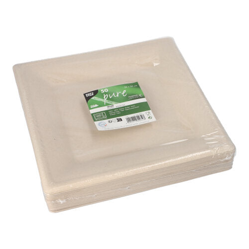 Ein Stapel PAPSTAR 50 Teller, Zuckerrohr „pure“ der PAPSTAR GmbH: quadratische, beige Einwegteller aus nachhaltigem Zuckerrohr, in Plastikfolie verpackt. Das Etikett kennzeichnet 50 biologisch abbaubare Teller – perfekt für umweltfreundliches Catering und grüne Events.