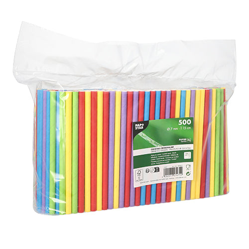 Ein durchsichtiger Plastikbeutel enthält 500 PAPSTAR 15 cm Cocktail Trinkhalme aus Papier (Ø 7 mm) in Rot, Gelb, Blau und Grün. Vorne trägt das PAPSTAR GmbH-Produkt ein grün-weißes Etikett mit Infos zu nachhaltigen Papierstrohhalmen.