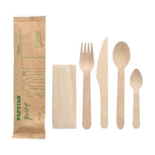 Die 50 Bestecksets „pure“ aus Holz der PAPSTAR GmbH enthalten Gabel, Messer, Löffel, kleine Löffel und Serviette im Papierbeutel – ideal als umweltfreundliches Einwegbesteck.