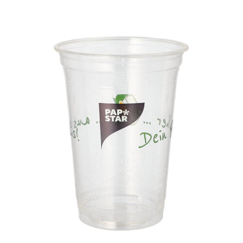 Ein klarer PAPSTAR 50 Trinkbecher PLA „Becher aus Mais“ von der PAPSTAR GmbH mit grünem und schwarzem Text. Biologisch abbaubar und umweltfreundlich. Der leere Becher ist vor einem schlichten weißen Hintergrund abgebildet.