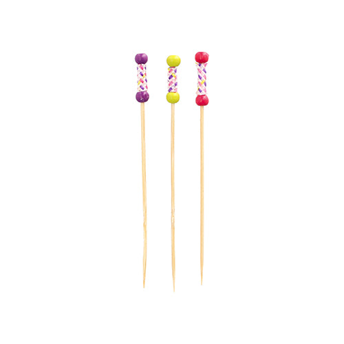 Drei PAPSTAR 100 Fingerfood-Picker von PAPSTAR GmbH aus Bambus stehen aufrecht. Jeder Pick hat einen dekorativen Griff mit bunten Perlen (lila, gelb, pink) und Kreuzmuster.