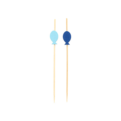 Jeder PAPSTAR 100 Fingerfood - Picker der PAPSTAR GmbH ist mit einem ballonförmigen Topper versehen - ein hellblauer und ein dunkelblauer - ideal für Party-Snacks, die vor einem strahlend weißen Hintergrund einen festlichen Stil erhalten.