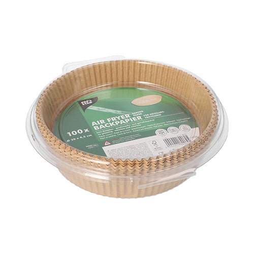 Ein durchsichtiger Kunststoffbehälter der PAPSTAR GmbH fasst 100 runde, braune „PAPSTAR 100 Backpapiere für Heißluftfritteusen Höhe 4,5 cm“ mit einem grün-weißen Etikett mit Produktinformationen und Hinweisen zum gleichmäßigen Bräunen.