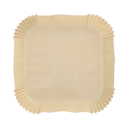 Ein einzelnes quadratisches beiges PAPSTAR 100 Backpapiere für Heißluftfritteusen eckig von der PAPSTAR GmbH mit abgerundeten Ecken und gefalteten Kanten, ideal für Snacks oder die Verwendung in der Heißluftfritteuse, von oben auf weißem Hintergrund dargestellt.