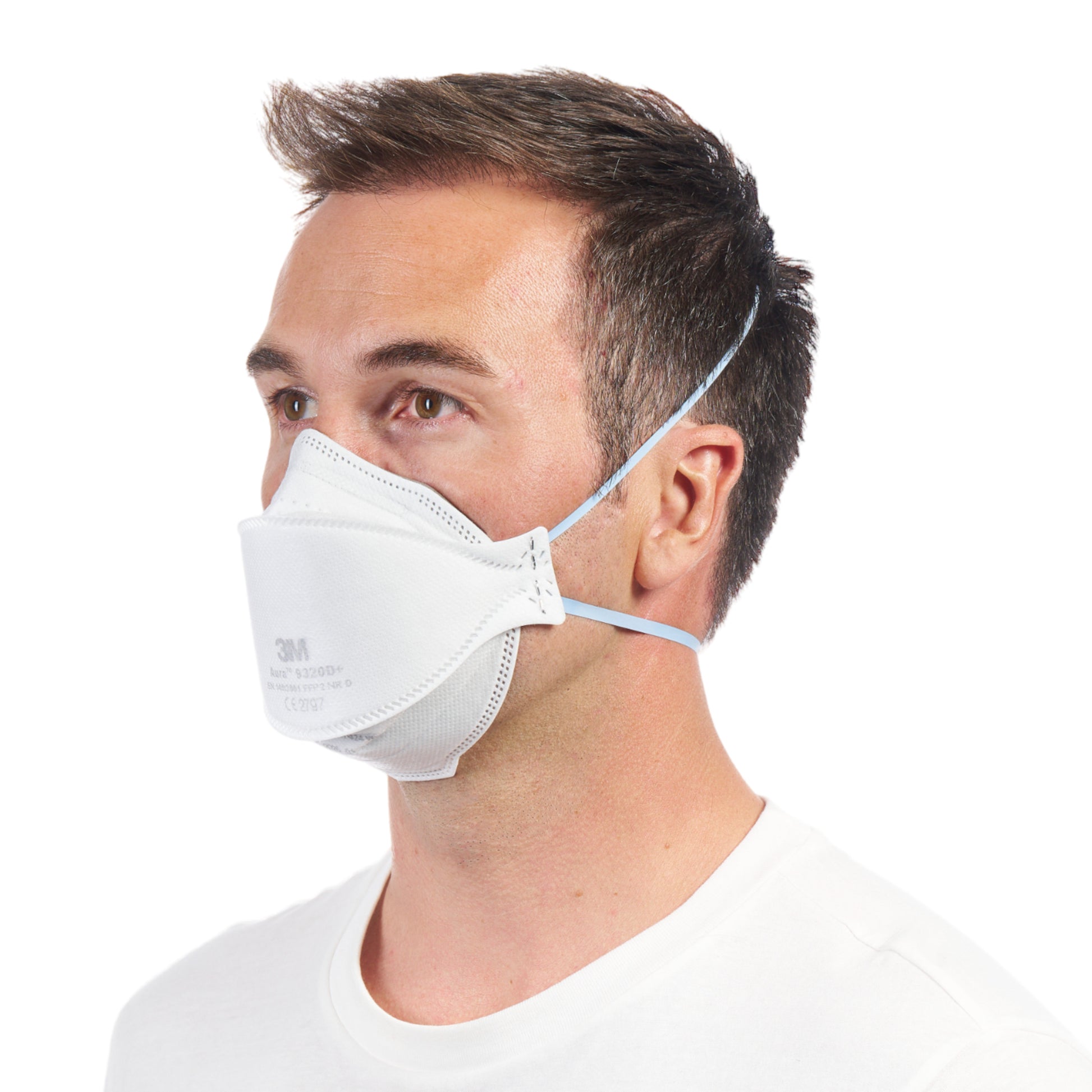 Ein Mann in einem schlichten weißen Hemd trägt eine 3M™ Aura™ Komfort-Partikelmaske 9320+ FFP2 Atemschutzmaske ohne Ventil der 3M Deutschland GmbH, mit zwei Kopfbändern und leicht nach links gerichtet.