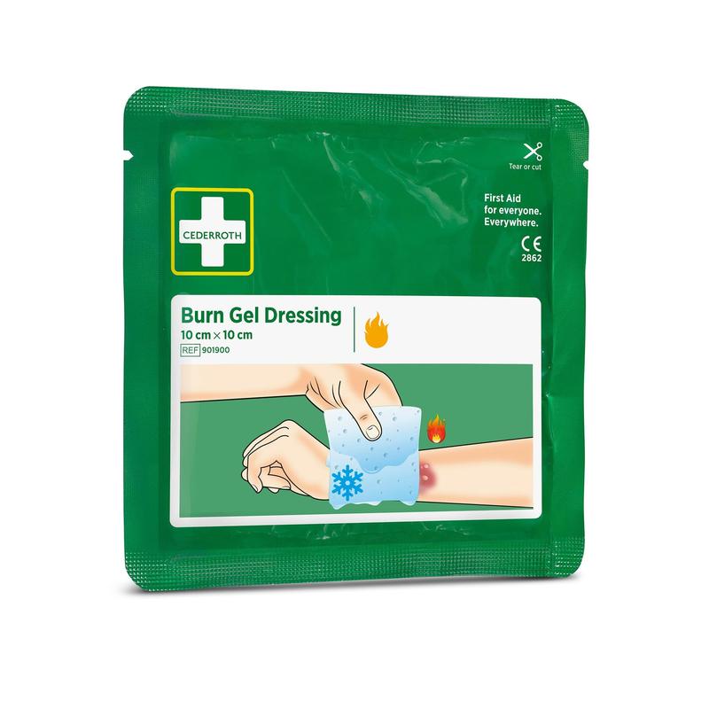 Eine grüne Packung mit der Aufschrift "Cederroth burn gel verband 10x10 cm, 2er-pack" von Orkla Wound Care AB zeigt eine Hand, die das Pad auf eine Brandwunde aufträgt, mit Produktinformationen, dem Erste Hilfe-Symbol und klaren Anwendungshinweisen auf der Verpackung.