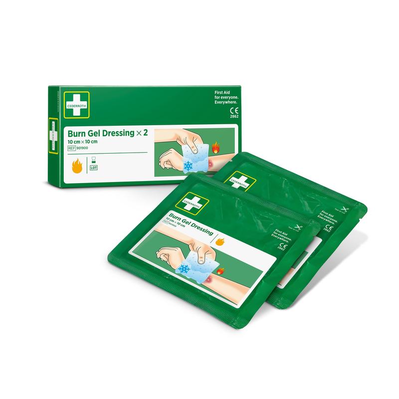 Zwei grüne Packungen Cederroth Verbrennungsgel-Verband 10x10 cm, 2er-Pack von Orkla Wound Care AB sind vor der Schachtel abgebildet, auf der Hände zu sehen sind, die den Verband anlegen, sowie Symbole für CE-Zertifizierung, Latexfreiheit und Erste Hilfe bei Verbrennungen.