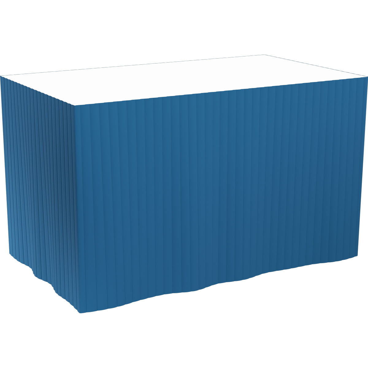 Ein rechteckiger Tisch ist mit einer blauen Dunicel-Tischdecke der Duni GmbH (selbstklebend, 72 cm, 5×4 m) umhüllt. Die weiße Tischplatte kontrastiert, während der Rock die Seiten sauber bedeckt und den Boden erreicht.
