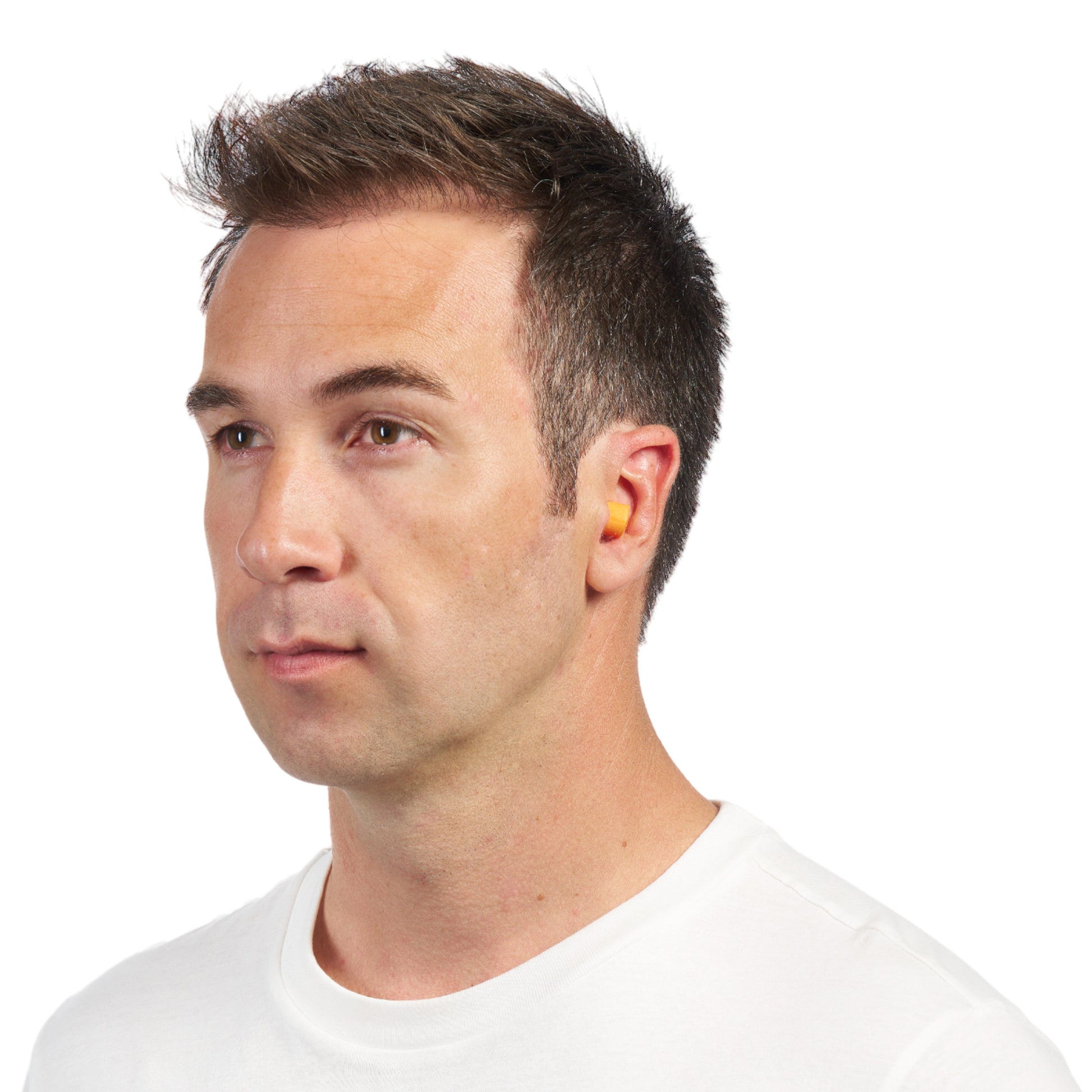 Ein Mann mit kurzen braunen Haaren und weißem Hemd ist in der Seitenansicht zu sehen, der einen orangefarbenen 3M™ Gehörschutzstöpsel 1100 Weichschaum (SNR 35 dB) der 3M Deutschland GmbH in seinem rechten Ohr trägt.