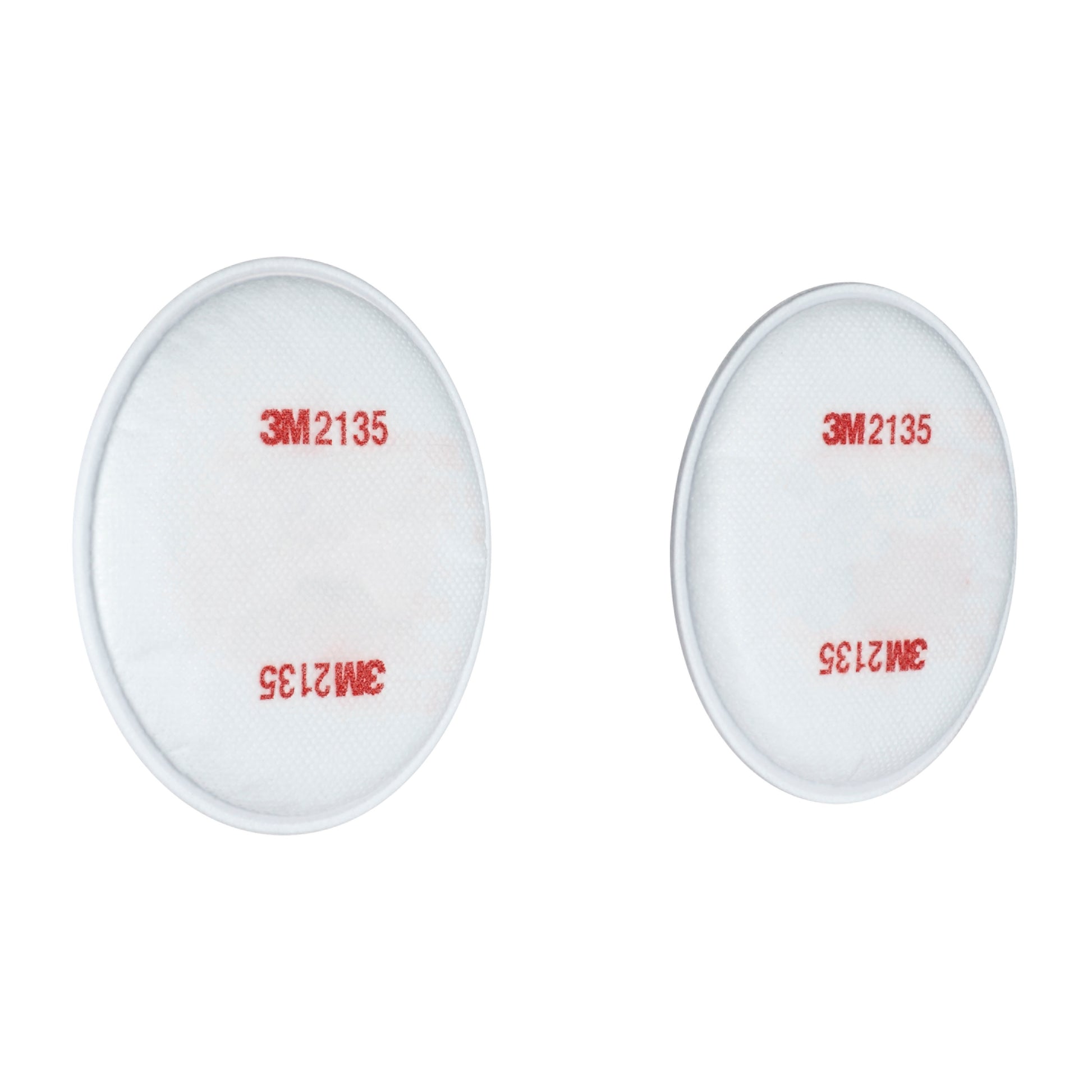 Zwei weiße 3M™ Partikelfilter 2135, P3 (1 Paar/Packung) der 3M Deutschland GmbH mit roter Schrift sind nebeneinander auf einem schlichten weißen Hintergrund in leicht unterschiedlichen Winkeln abgebildet.