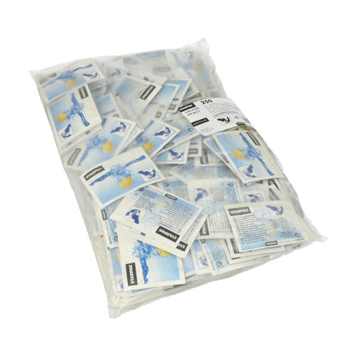 Eine durchsichtige Plastiktüte enthält 250 Starpak Erfrischungstücher „Citro“ (14 x 14 cm) in blau-weißen Päckchen, einige davon mit Bildern eines Fußballspielers, der einen Ball kickt.