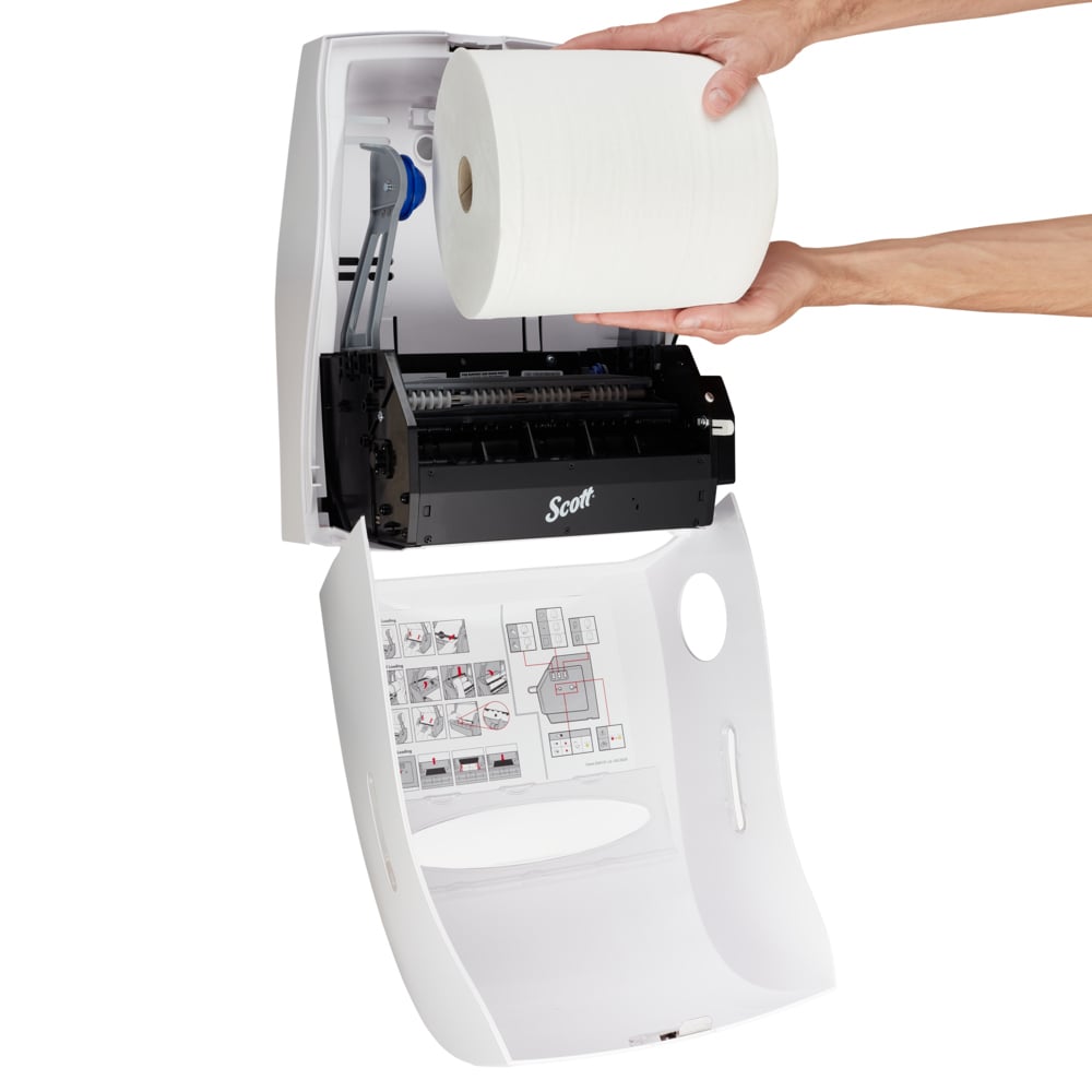 Eine Person lädt eine Großrolle in einen Kimberly-Clark Professional™ Elektronische No Touch Spender (Weiß, 1 Spender), wandmontiert, mit sichtbaren Ladeanweisungen für hygienischen Gebrauch. Marke: Kimberly-Clark GmbH.