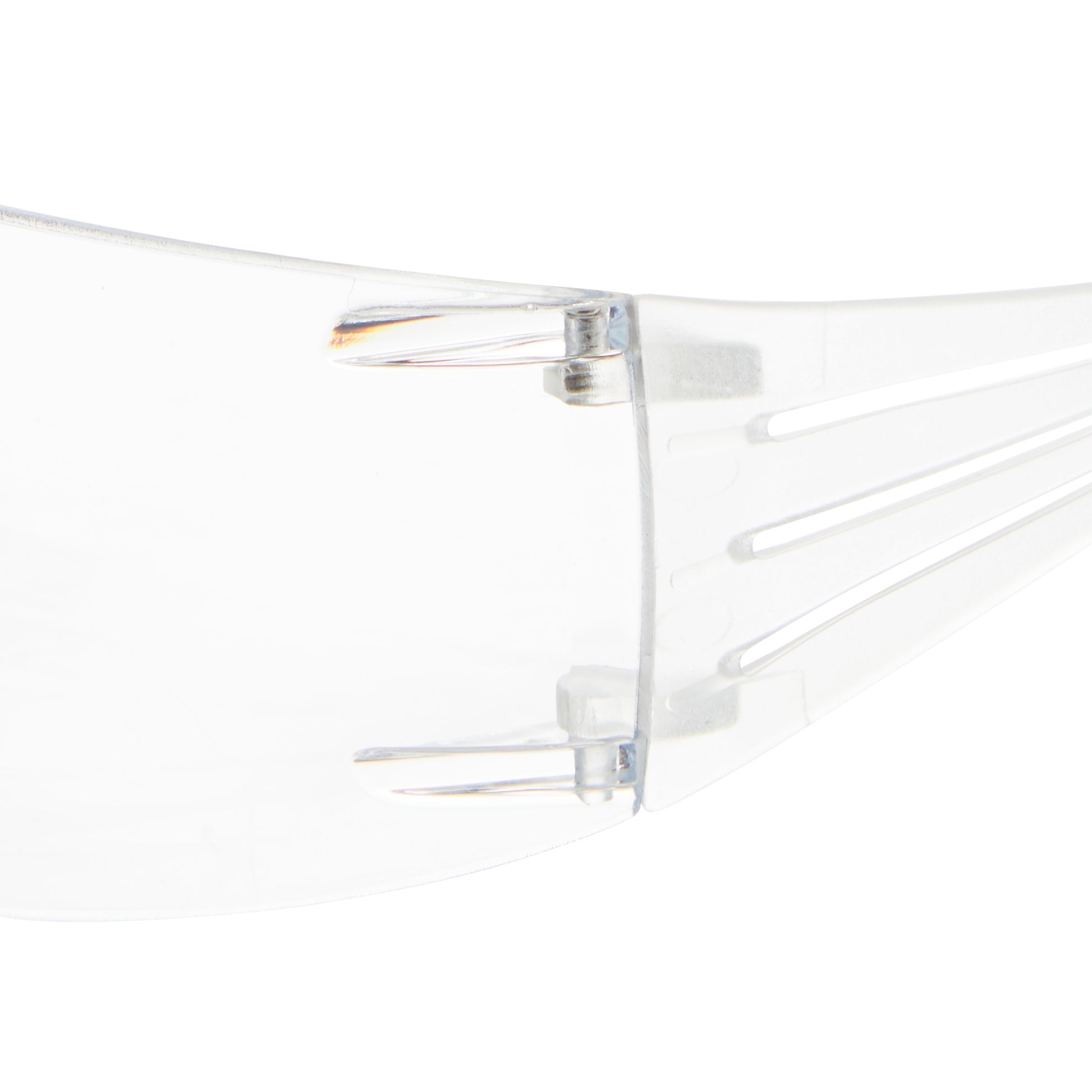 Nahaufnahme des transparenten Scharniers an einer transparenten 3M™ SecureFit™ Schutzbrille 200 von 3M Deutschland GmbH, die die Detailkonstruktion und die Verbindungsschrauben zeigt.