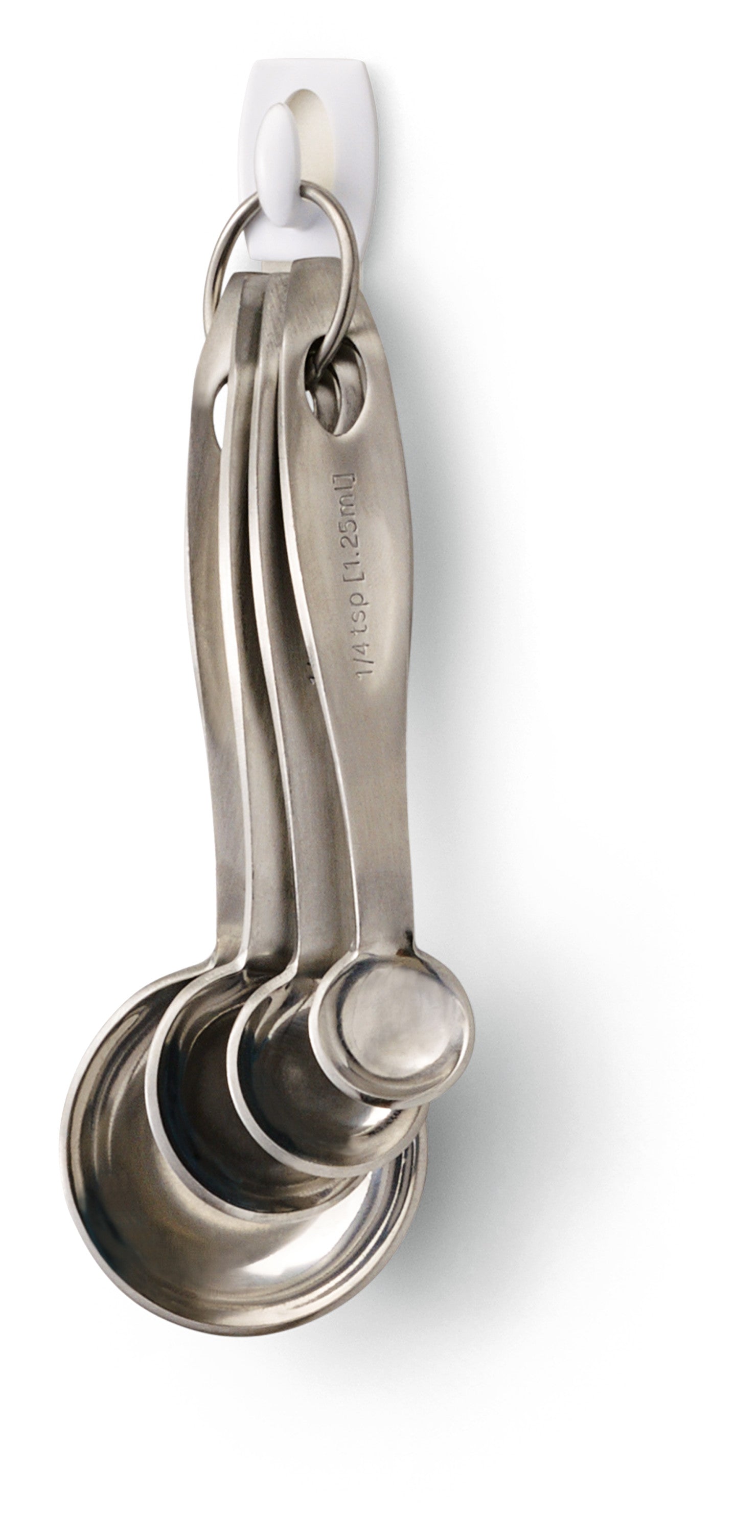 Vier Messlöffel aus rostfreiem Stahl ruhen auf einem Metallring, der an einem weißen Command™ Mini-Haken 17006 von 3M Deutschland GmbH hängt, der an einer weißen Wand vor einem weißen Hintergrund angebracht ist.