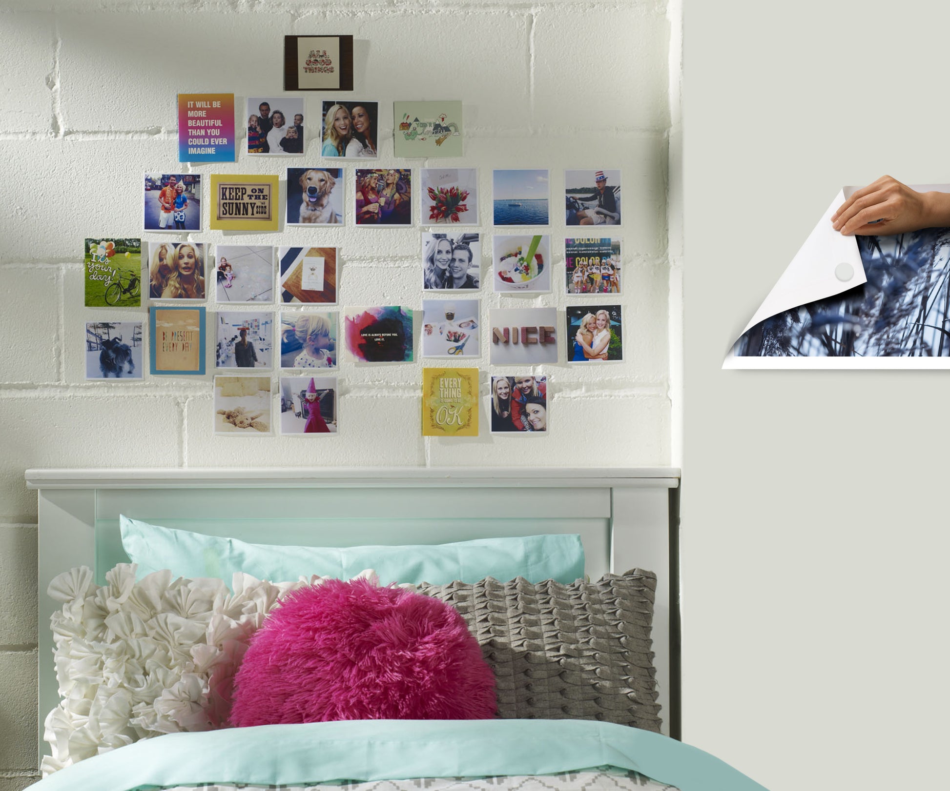 Eine weiße Ziegelwand über einem Bett ist mit Fotos und Zitaten dekoriert, die mit Scotch-FIX™ Ablösbare Klebepads 301008C36-P (11x15mm, 36/Pack) von 3M Deutschland GmbH befestigt wurden. Eine Hand löst ein Foto von der Wand.