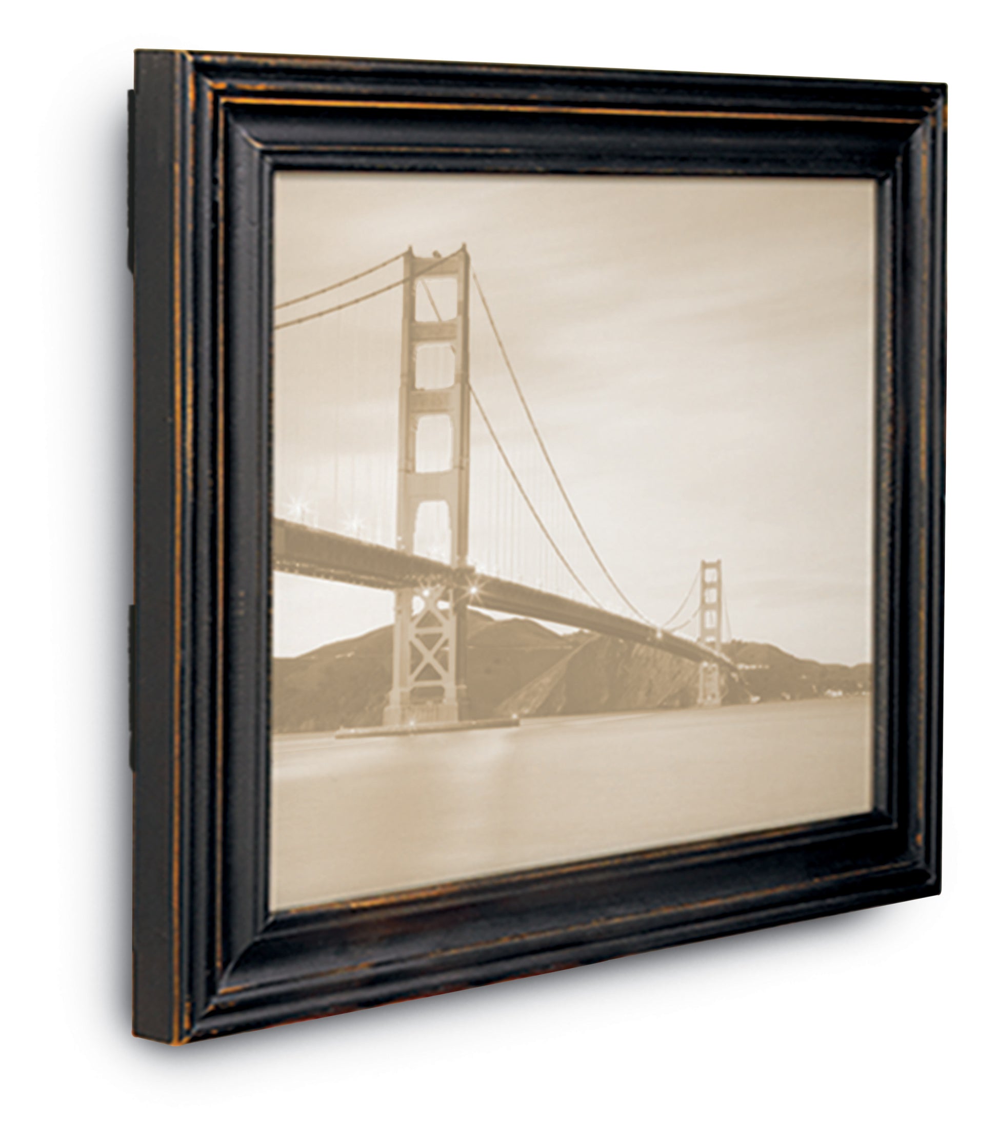 Ein sepiafarbenes Foto einer großen Hängebrücke über Wasser mit Hügeln im Hintergrund, in einem schwarzen Holzrahmen, montiert mit 3M Deutschland GmbH Große schwarze Command™ Bilder-Montage Strips 17206BLK (1 Stück).